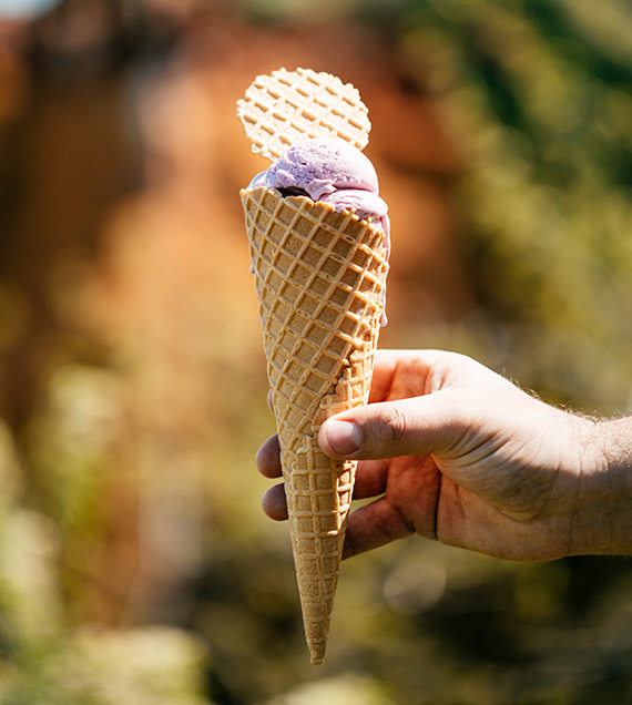 cornet de glace a la lavande devant les falaises d ocres de roussillon