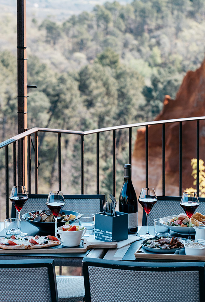 quatre plats d un dejeuner en terrasse au restaurant l ocrier de roussillon face aux ocres