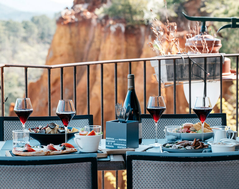 dejeuner en terrasse du cafe restaurant de l ocrier a roussillon face aux falaises d'ocres