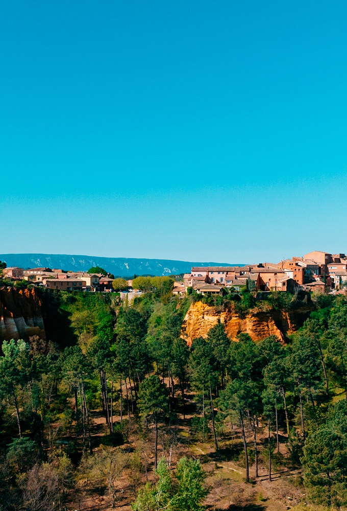 photo drone du village de roussillon dans le luberon